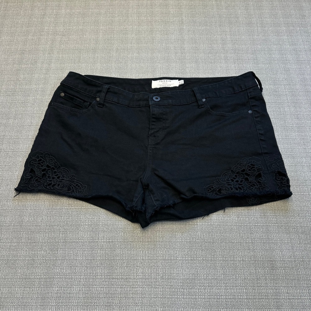 Torrid Denim Cutoff Shorts Women's Size 18 Black Embroidered Hem‎ Plus Size